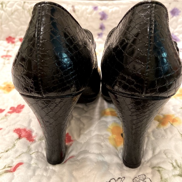 NWOT Life Stride Heels Shoes Vivian Black Reptile 3” Heel Peekaboos SZ 7 1/2 M - Picture 9 of 15